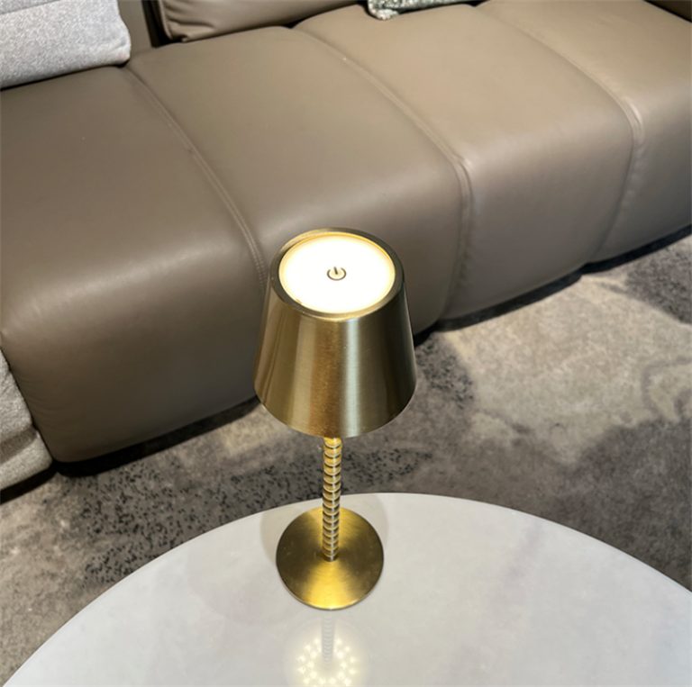 Brass accent table lamp