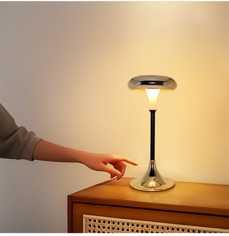 Cordless table lamp